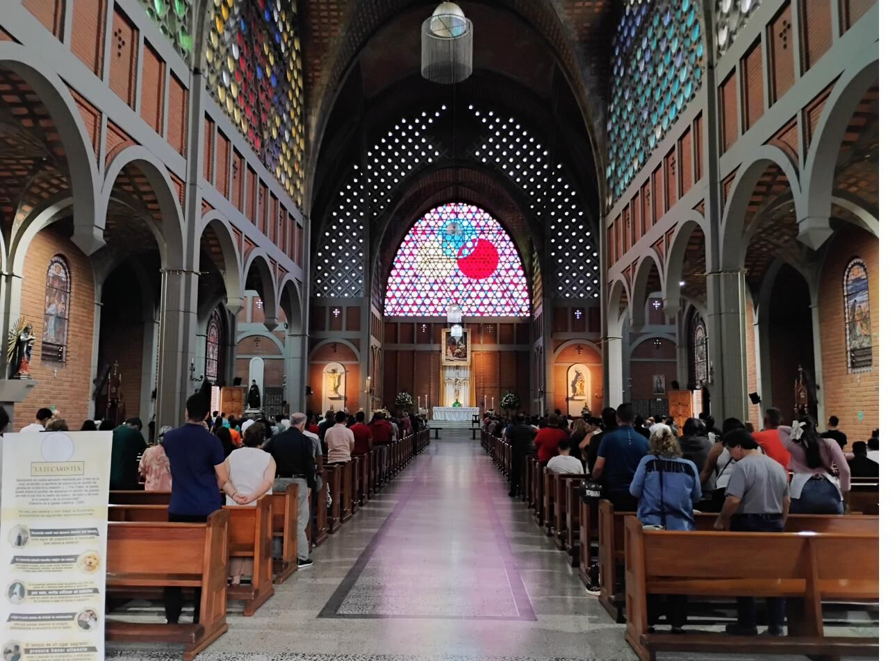 Interior durante la Eucaristía